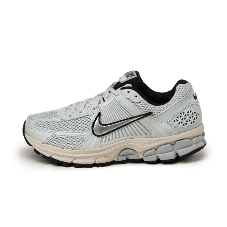 Leder Sneaker|Retro Runner*Nike Wmns Zoom Vomero 5 Pure Platinum / Chrome / Light Orewood Brown
