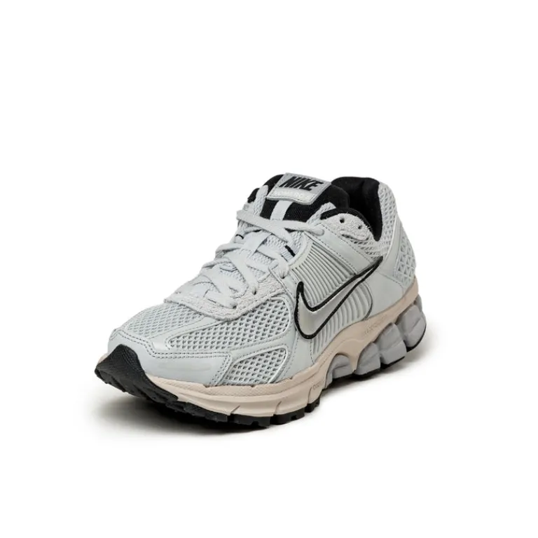 Leder Sneaker|Retro Runner*Nike Wmns Zoom Vomero 5 Pure Platinum / Chrome / Light Orewood Brown