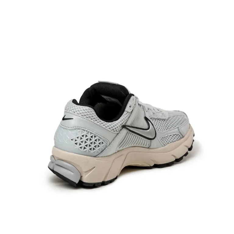 Leder Sneaker|Retro Runner*Nike Wmns Zoom Vomero 5 Pure Platinum / Chrome / Light Orewood Brown