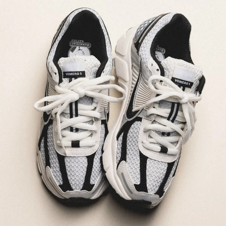 Leder Sneaker|Retro Runner*Nike Wmns Zoom Vomero 5 Photon Dust / Black / Phantom