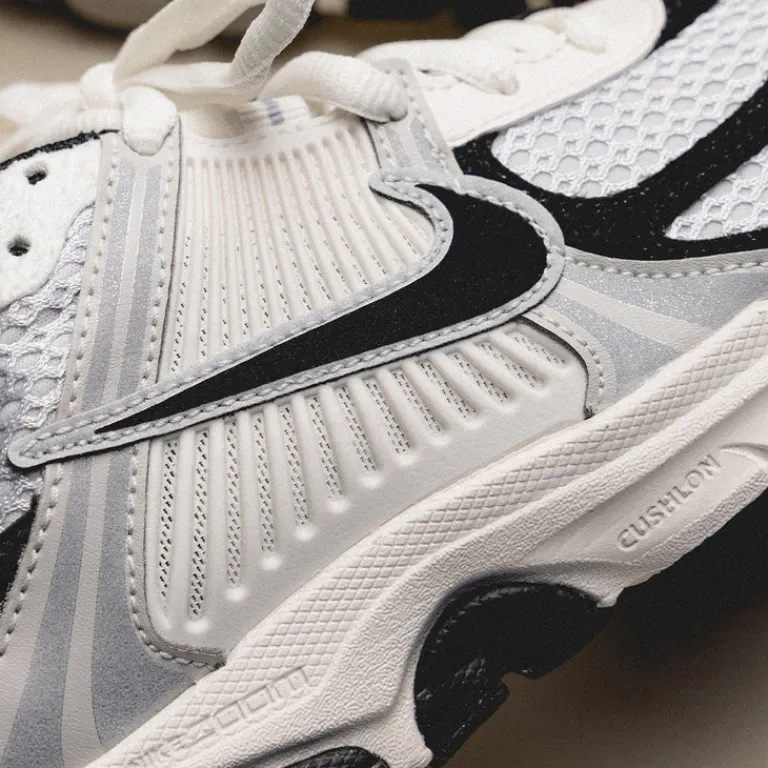 Leder Sneaker|Retro Runner*Nike Wmns Zoom Vomero 5 Photon Dust / Black / Phantom