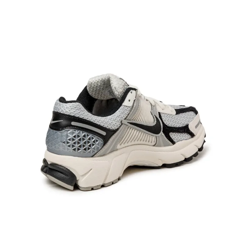 Leder Sneaker|Retro Runner*Nike Wmns Zoom Vomero 5 Photon Dust / Black / Phantom