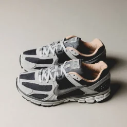 Leder Sneaker|Retro Runner*Nike Zoom Vomero 5 Dark Smoke Grey / Smoke Grey /Light Smoke Grey