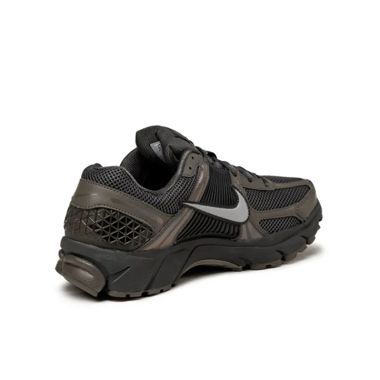 Leder Sneaker|Retro Runner*Nike Zoom Vomero 5 Cave Stone / Multicolor / Medium Ash / Metallic Silver