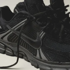 Leder Sneaker|Retro Runner*Nike Zoom Vomero 5 Black / Anthracite / Metallic Dark