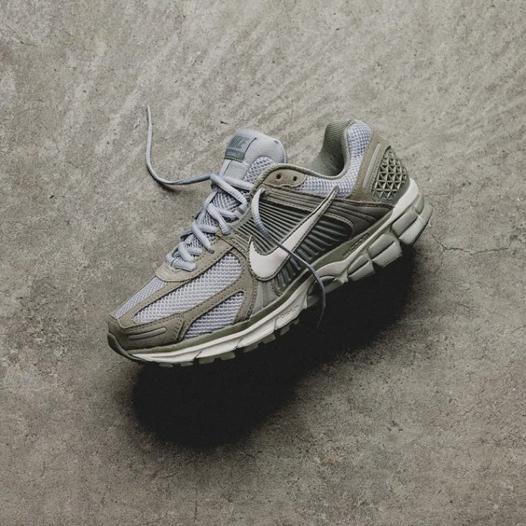 Leder Sneaker|Retro Runner*Nike Zoom Vomero 5 Dark Stucco / Phantom / Light Smoke Grey
