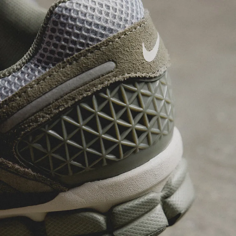 Leder Sneaker|Retro Runner*Nike Zoom Vomero 5 Dark Stucco / Phantom / Light Smoke Grey