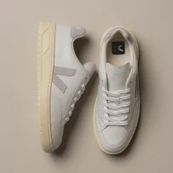 Weiße Sneaker*Veja V-12 Leather Extra White / Light Grey